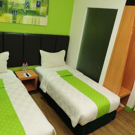 Arbor Biz Hotel Макасар Екстериор снимка