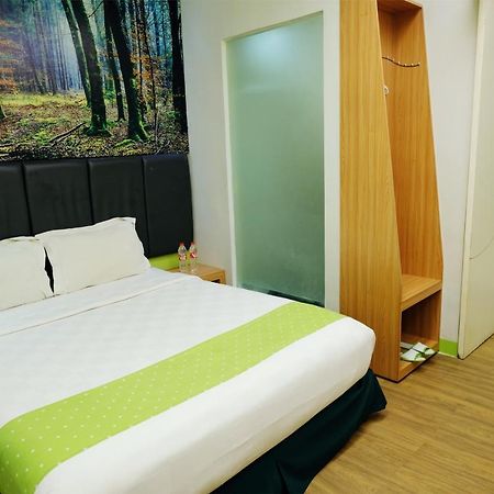 Arbor Biz Hotel Макасар Екстериор снимка