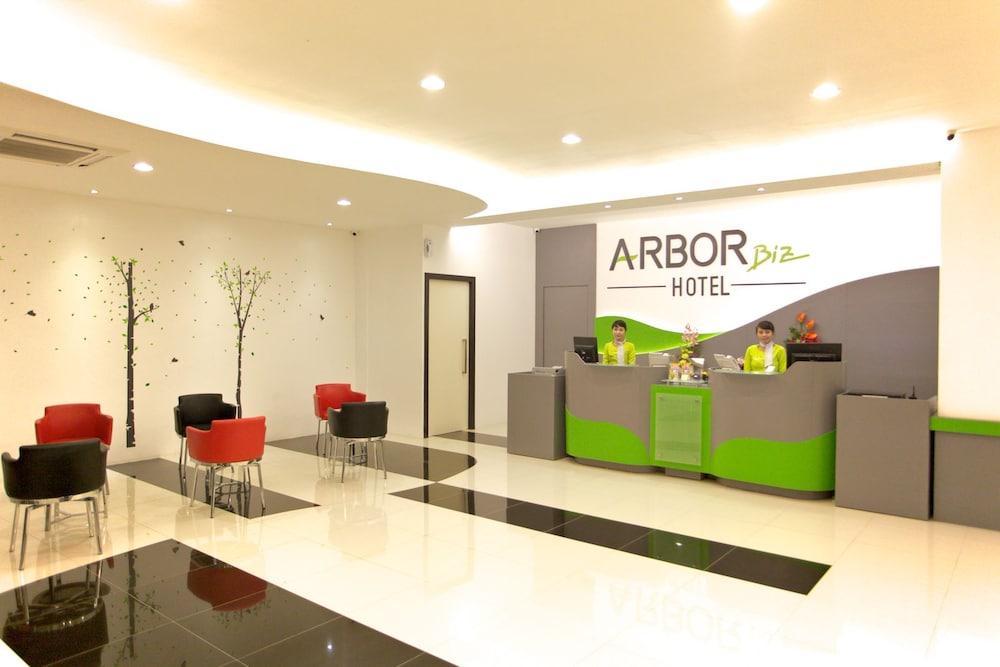Arbor Biz Hotel Макасар Екстериор снимка