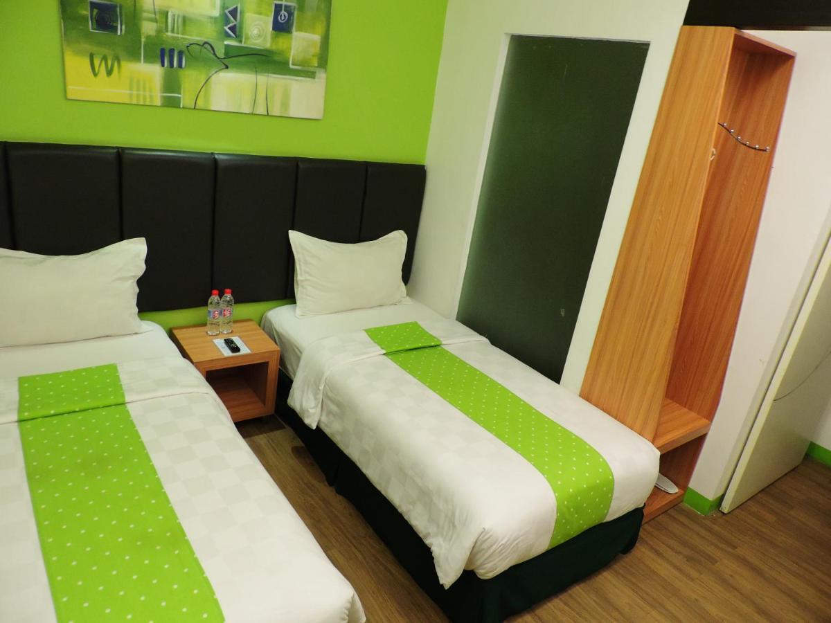 Arbor Biz Hotel Макасар Екстериор снимка
