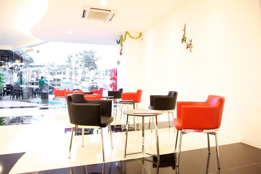 Arbor Biz Hotel Макасар Екстериор снимка