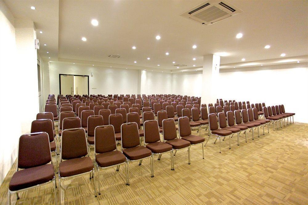 Arbor Biz Hotel Макасар Екстериор снимка