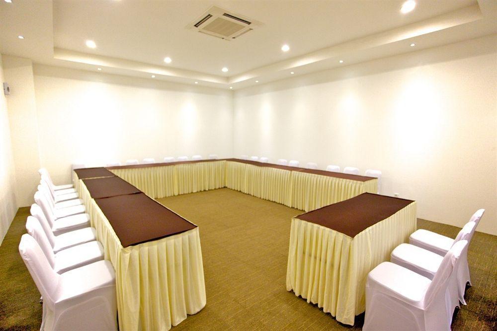 Arbor Biz Hotel Макасар Екстериор снимка