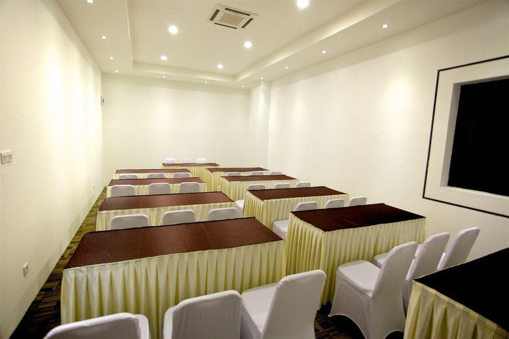 Arbor Biz Hotel Макасар Екстериор снимка