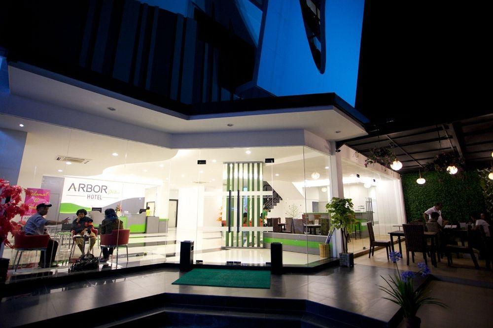Arbor Biz Hotel Макасар Екстериор снимка
