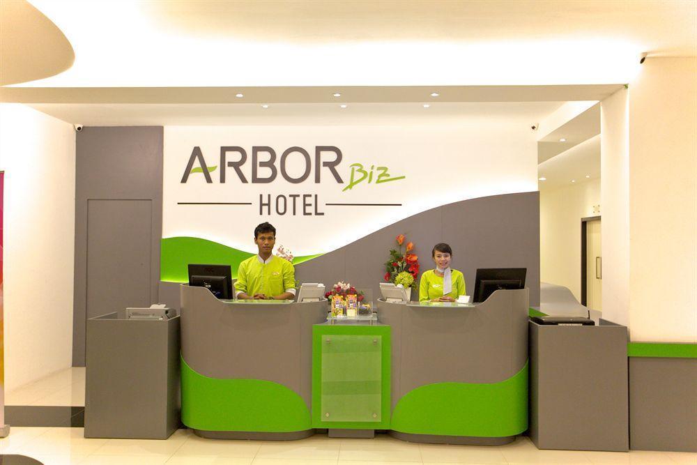 Arbor Biz Hotel Макасар Екстериор снимка