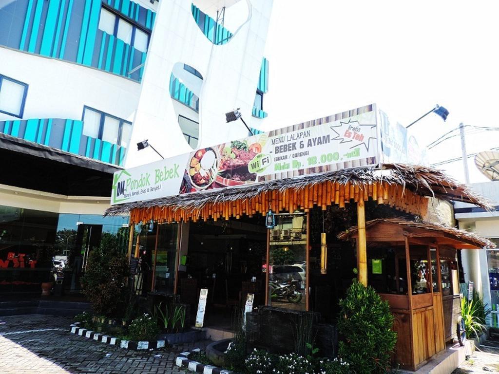 Arbor Biz Hotel Макасар Екстериор снимка