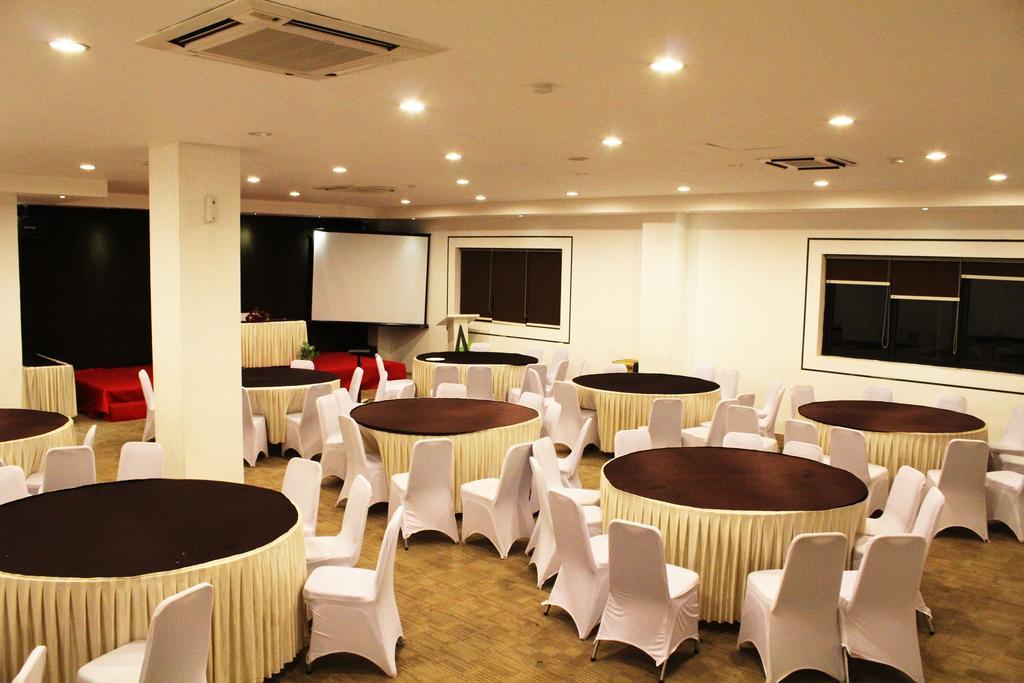 Arbor Biz Hotel Макасар Екстериор снимка