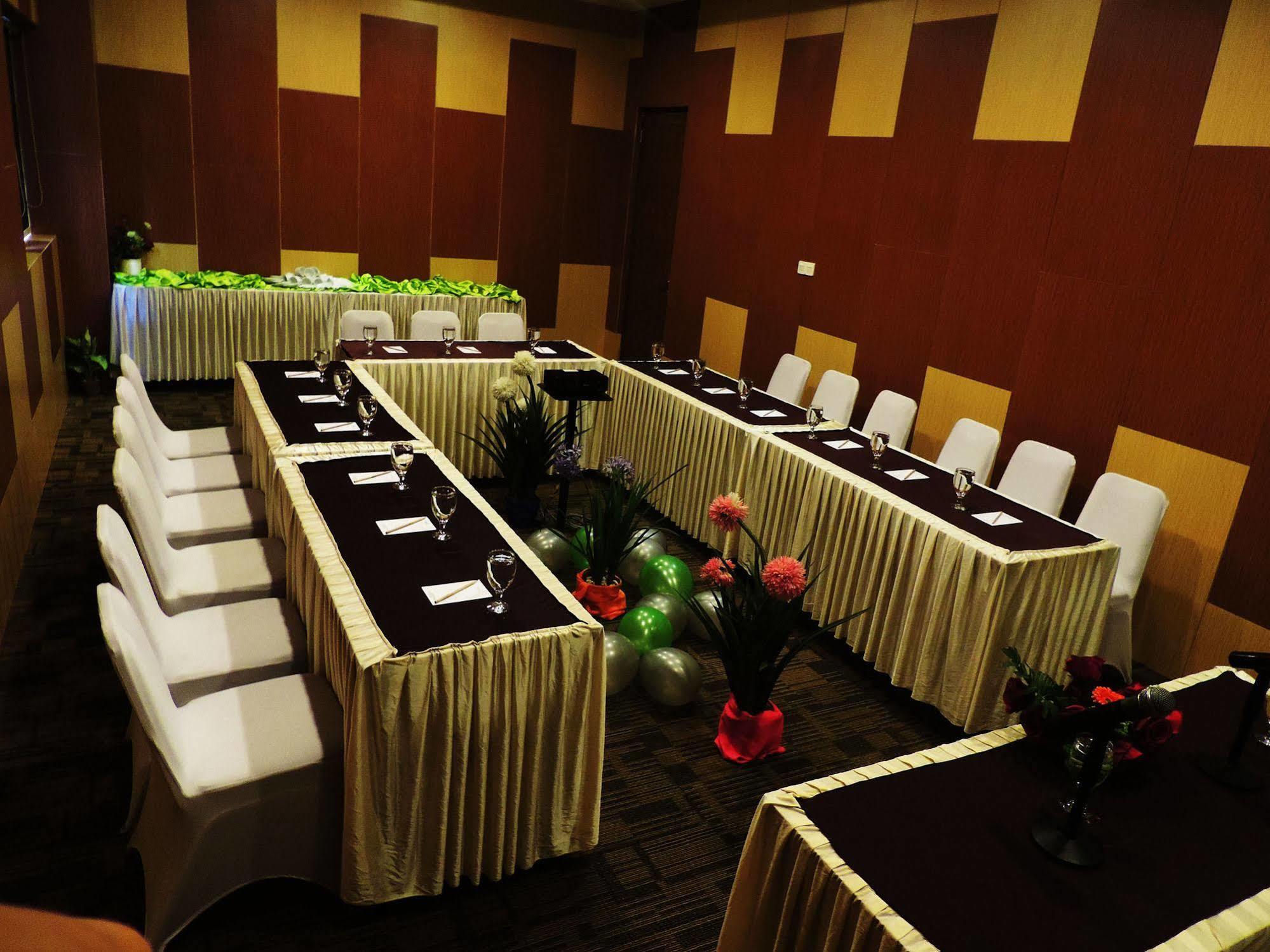 Arbor Biz Hotel Макасар Екстериор снимка