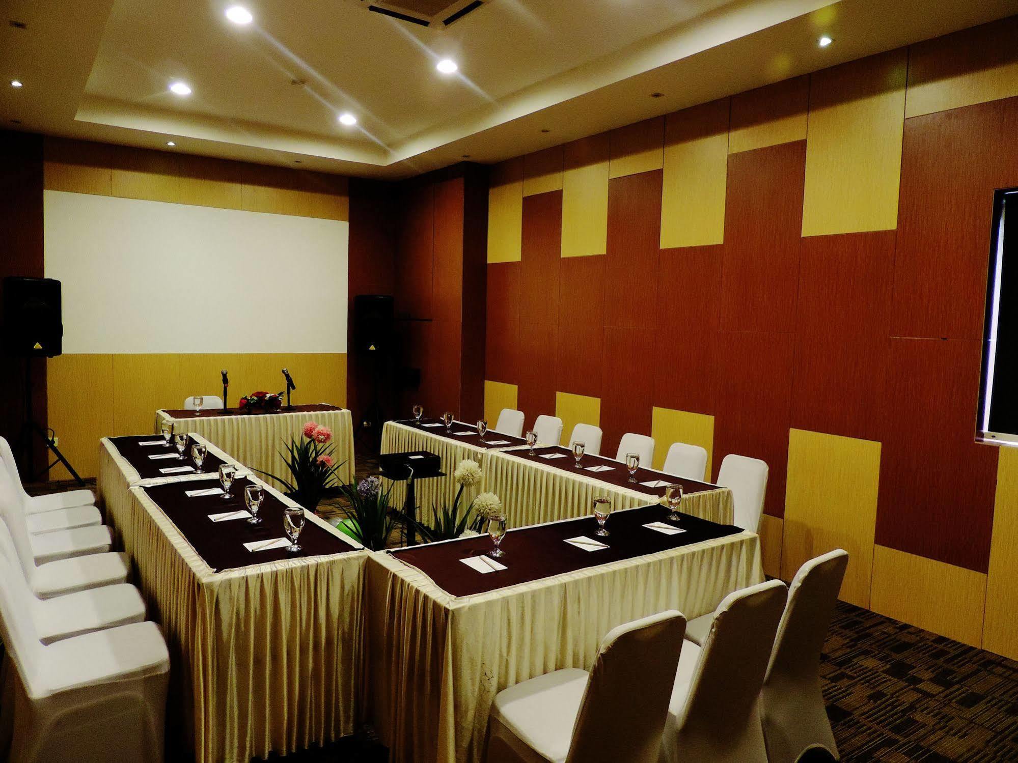 Arbor Biz Hotel Макасар Екстериор снимка