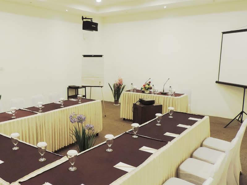 Arbor Biz Hotel Макасар Екстериор снимка