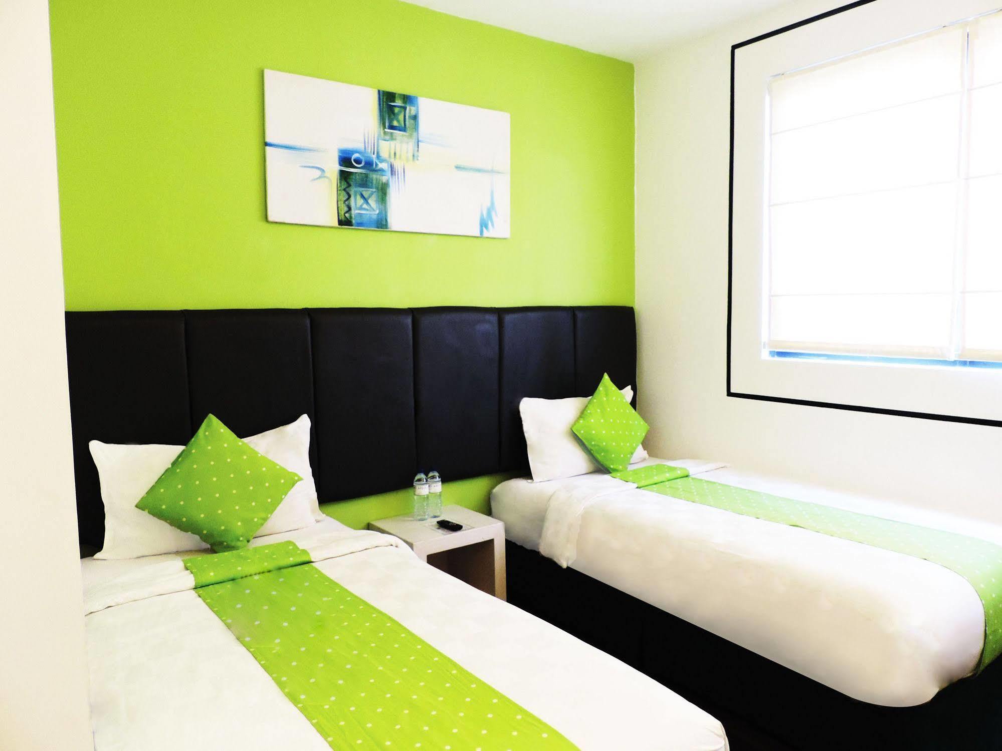 Arbor Biz Hotel Макасар Екстериор снимка