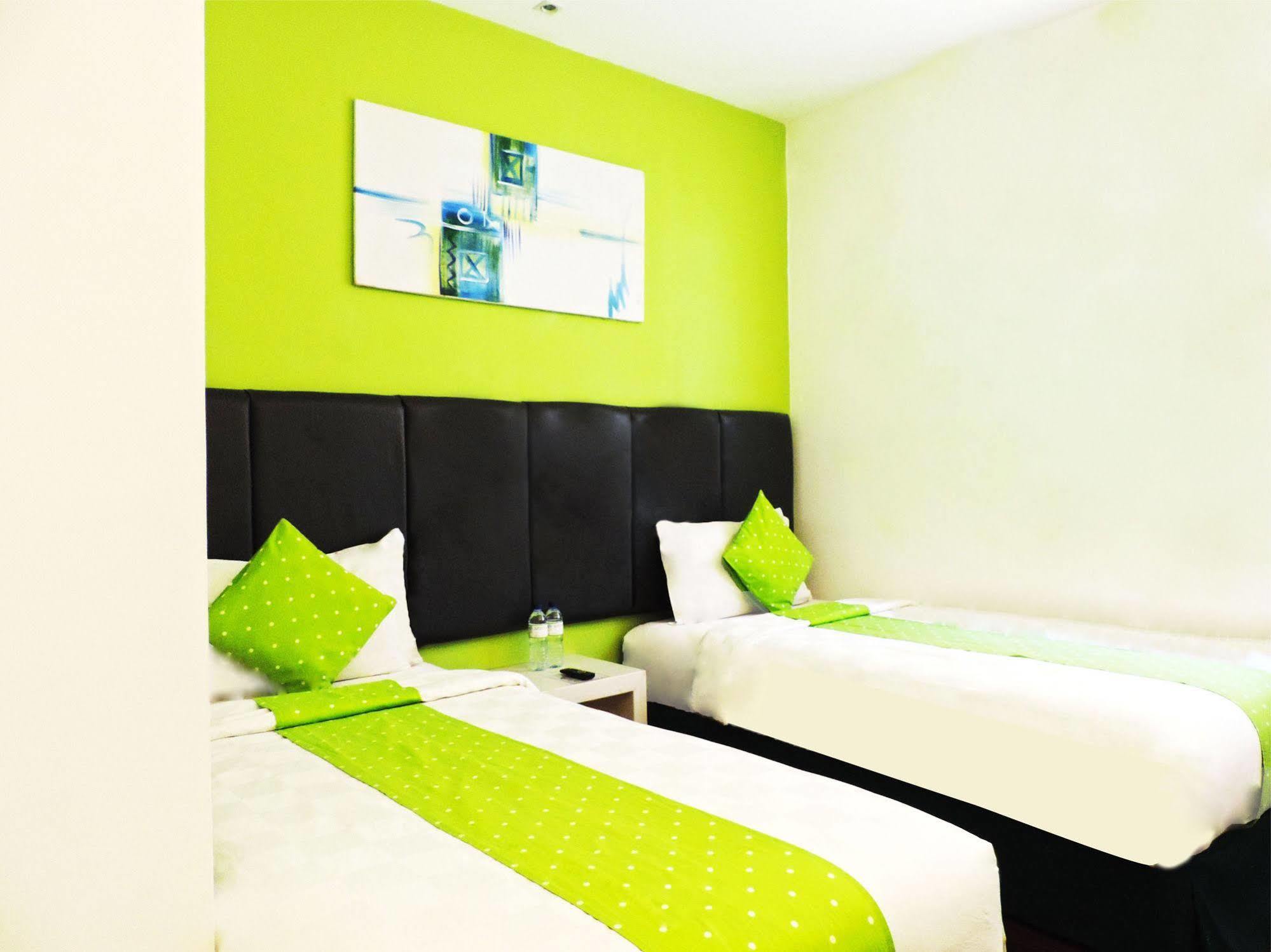 Arbor Biz Hotel Макасар Екстериор снимка