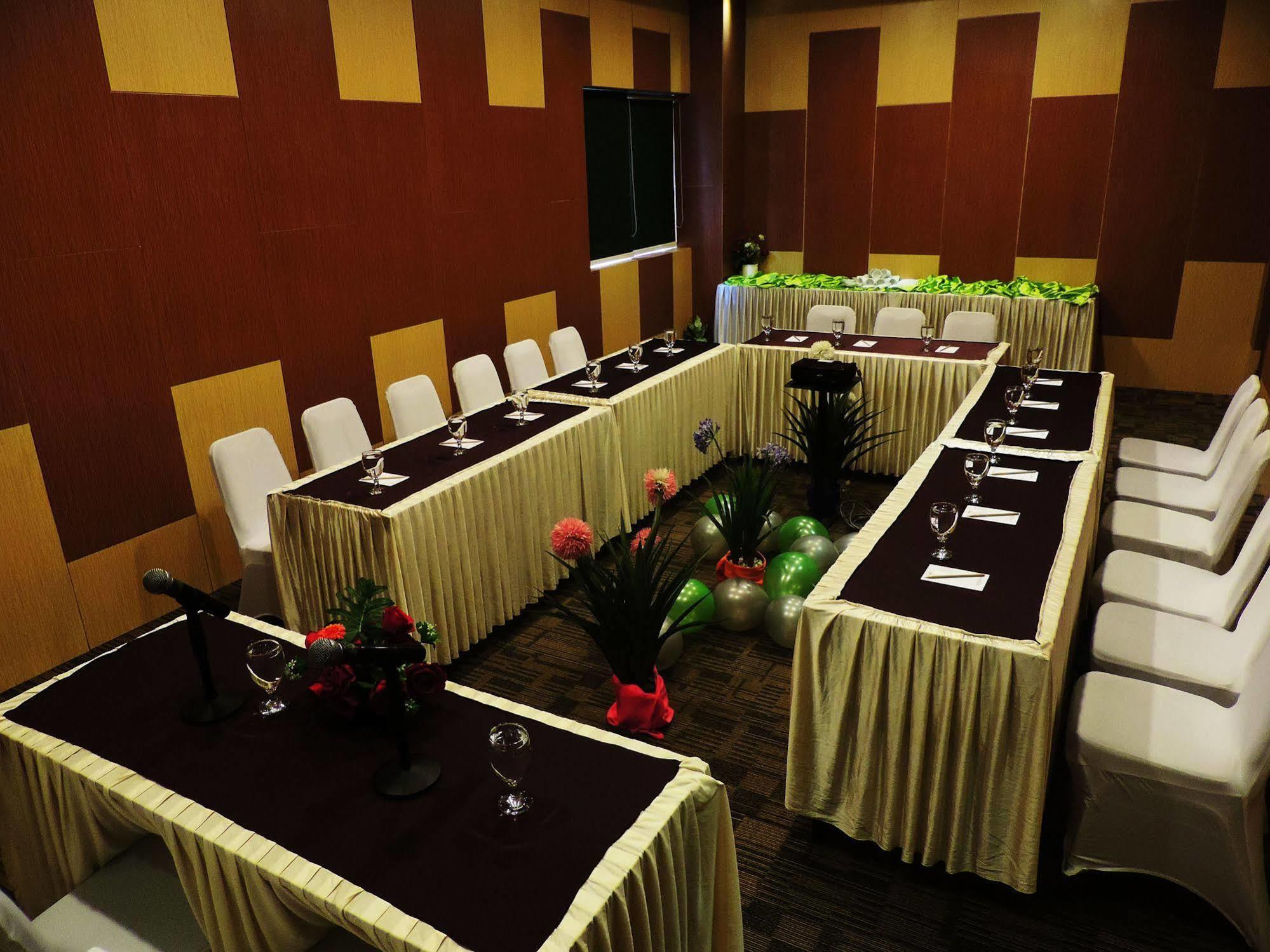 Arbor Biz Hotel Макасар Екстериор снимка