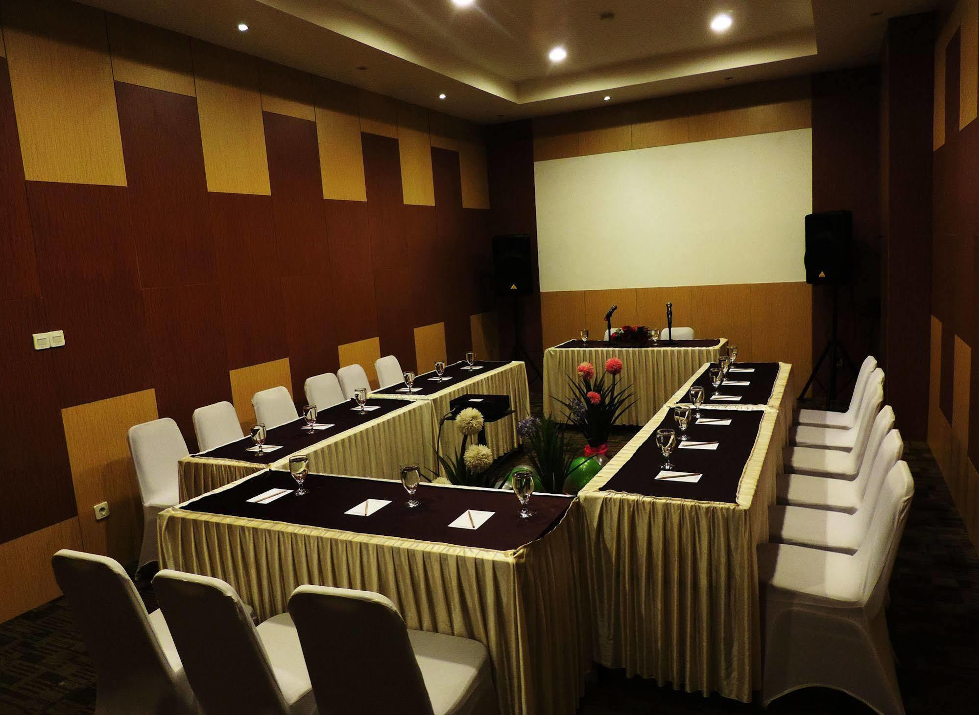 Arbor Biz Hotel Макасар Екстериор снимка