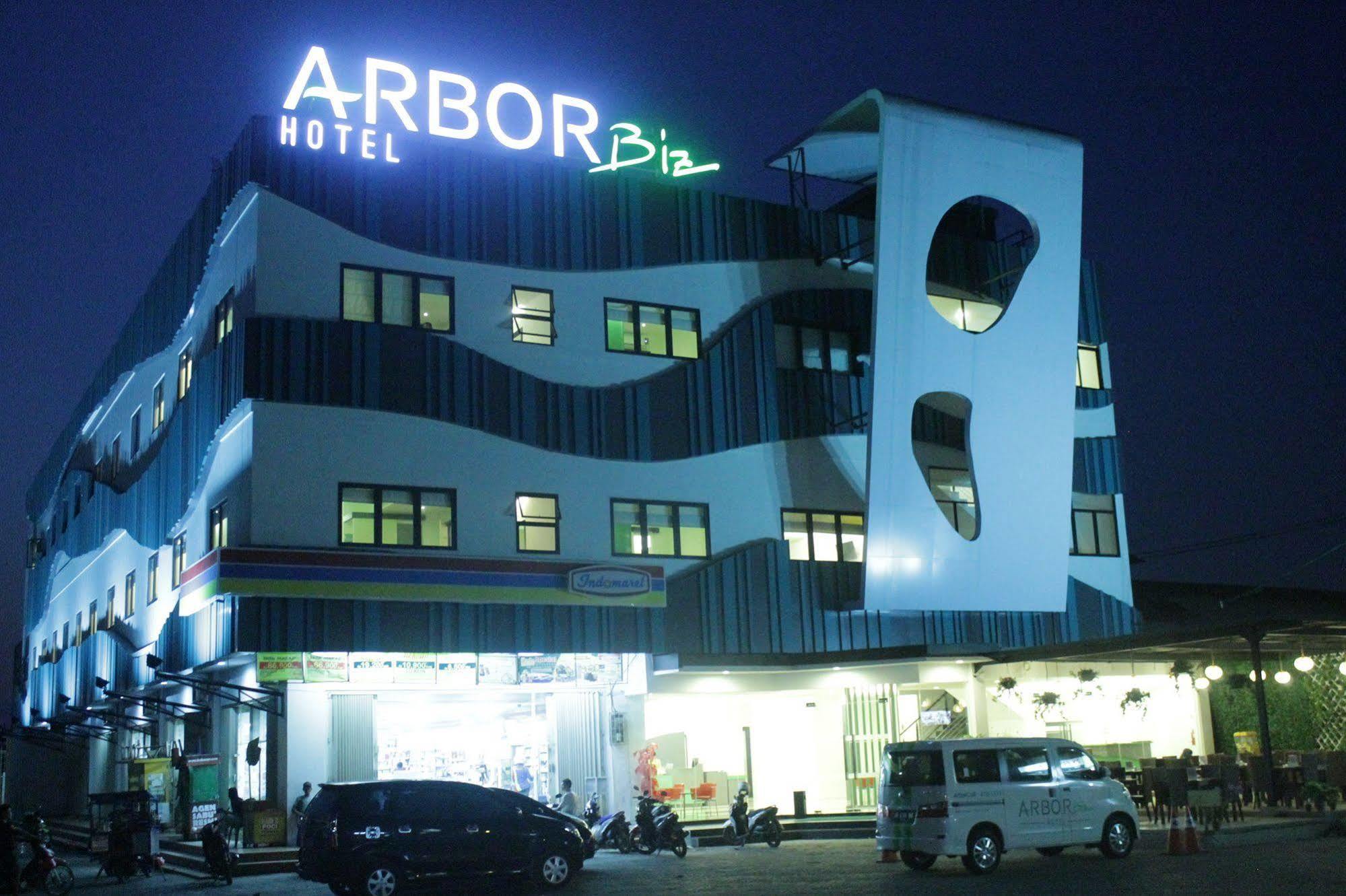 Arbor Biz Hotel Макасар Екстериор снимка