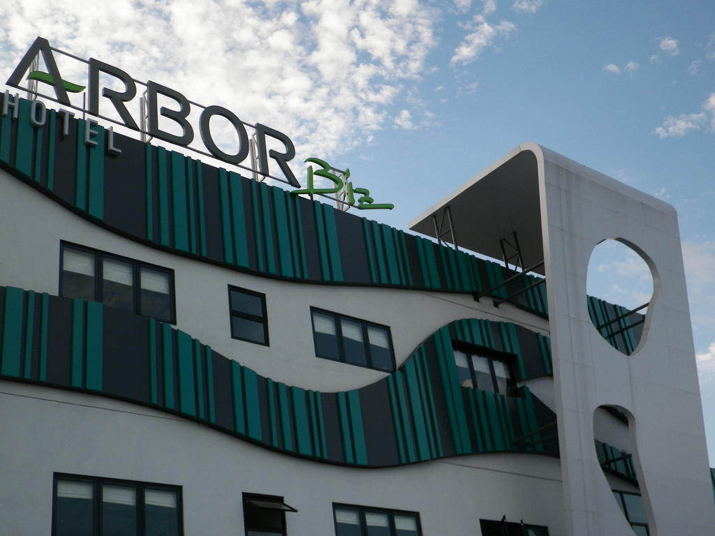 Arbor Biz Hotel Макасар Екстериор снимка
