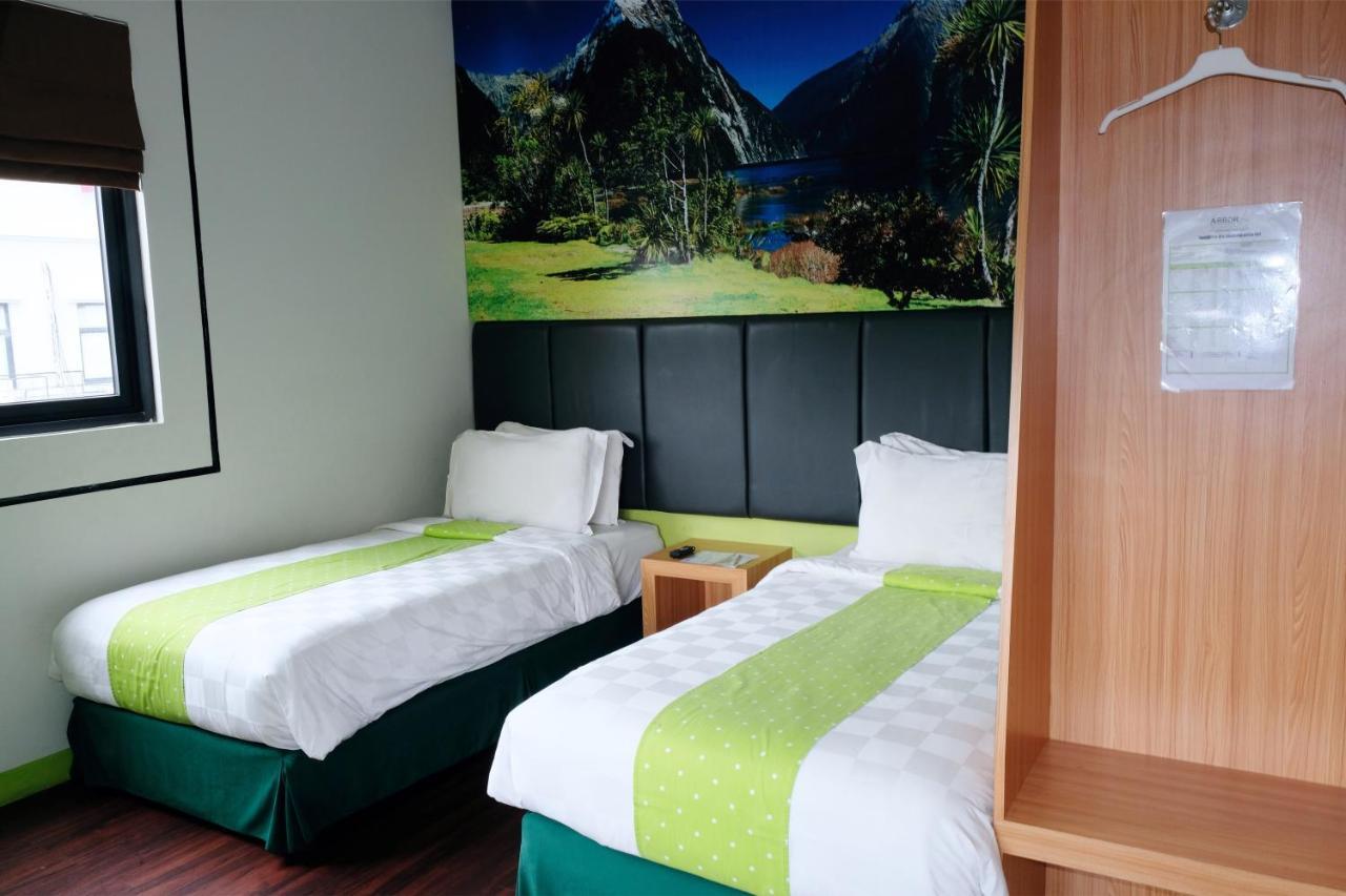 Arbor Biz Hotel Макасар Екстериор снимка