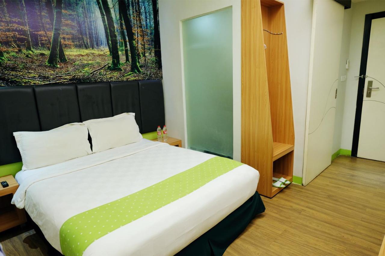 Arbor Biz Hotel Макасар Екстериор снимка