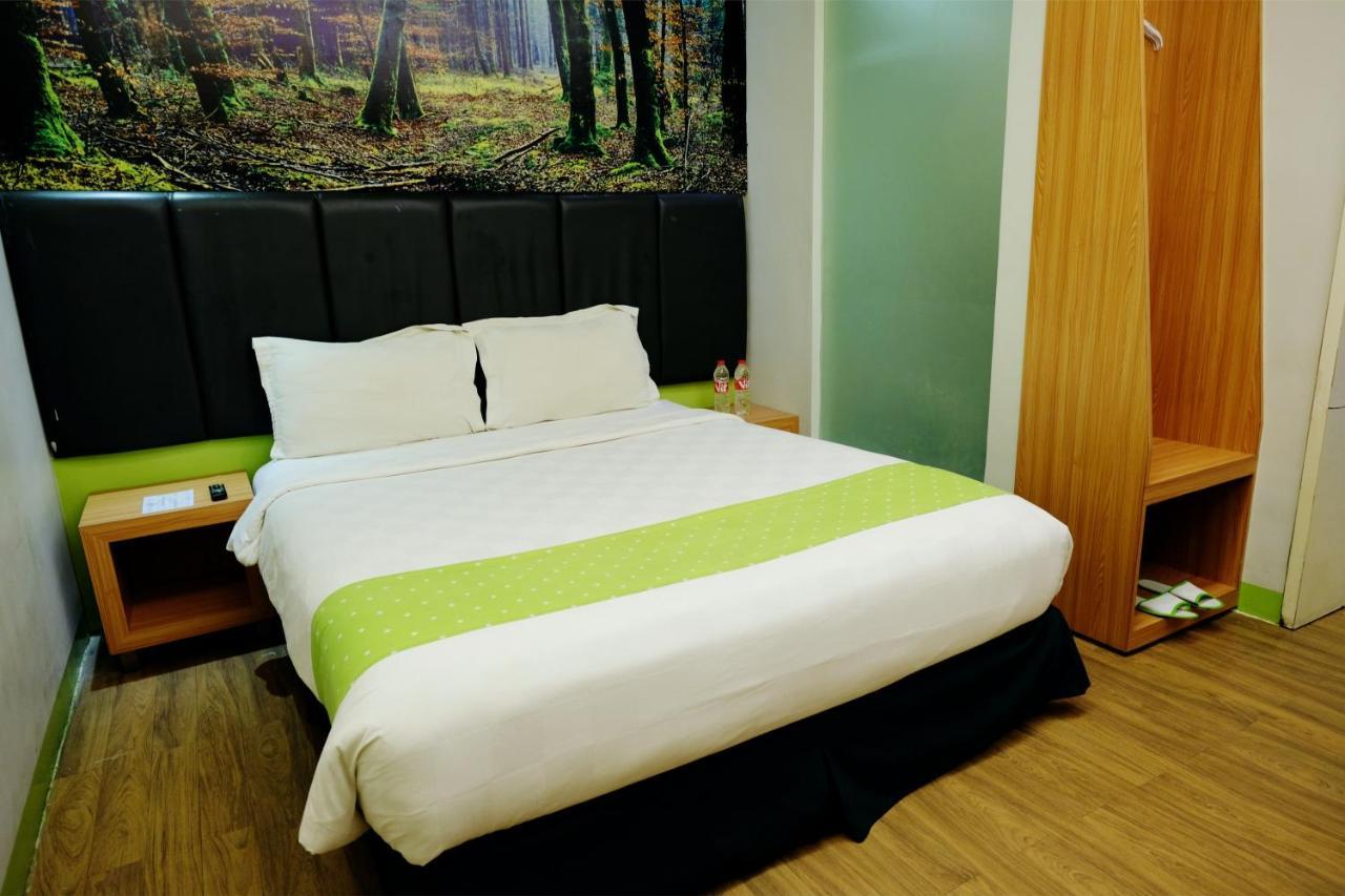Arbor Biz Hotel Макасар Екстериор снимка