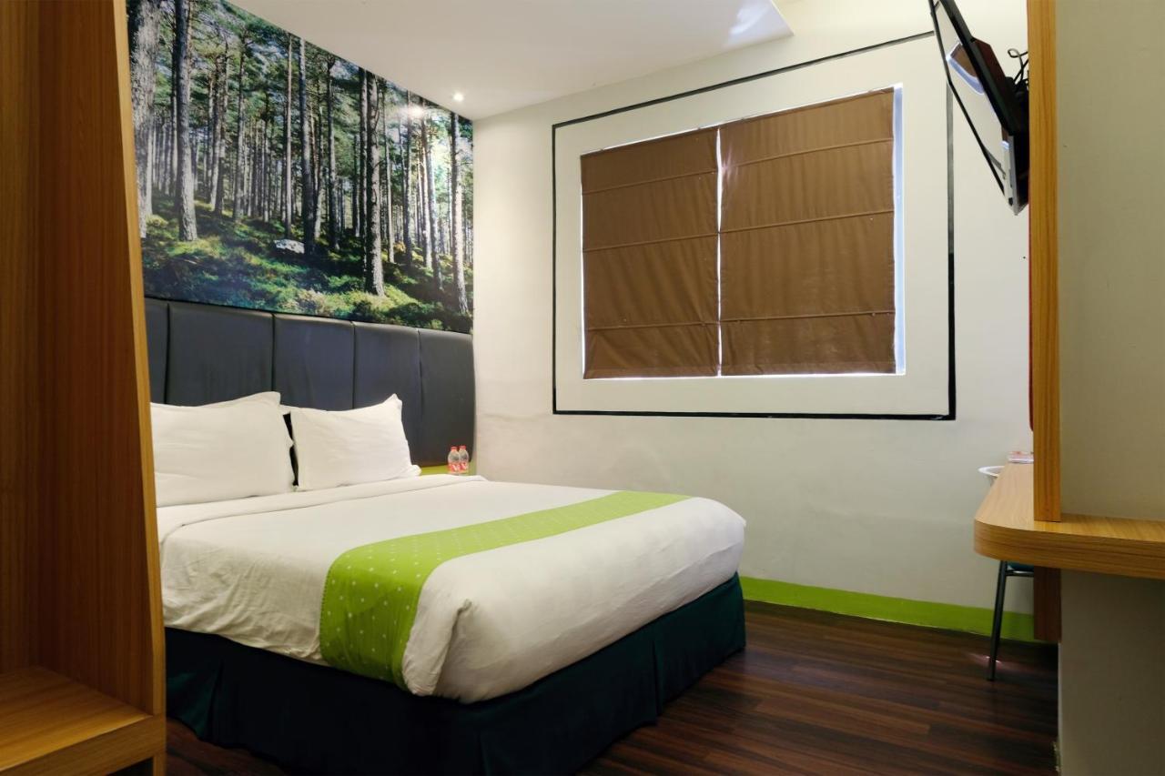 Arbor Biz Hotel Макасар Екстериор снимка