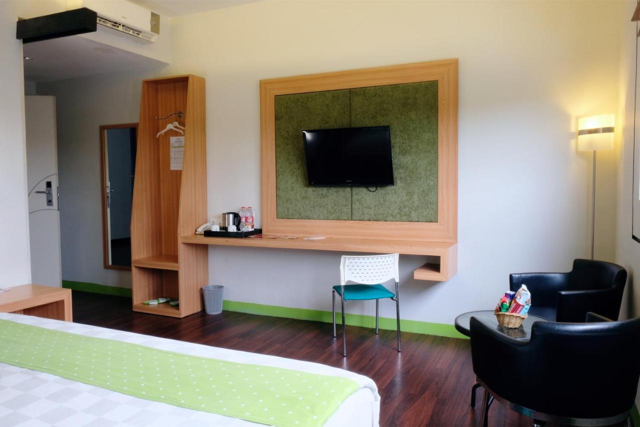 Arbor Biz Hotel Макасар Екстериор снимка