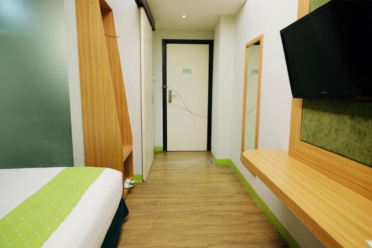 Arbor Biz Hotel Макасар Екстериор снимка